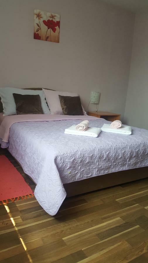 Apartman Nina Licko Petrovo Selo Dış mekan fotoğraf